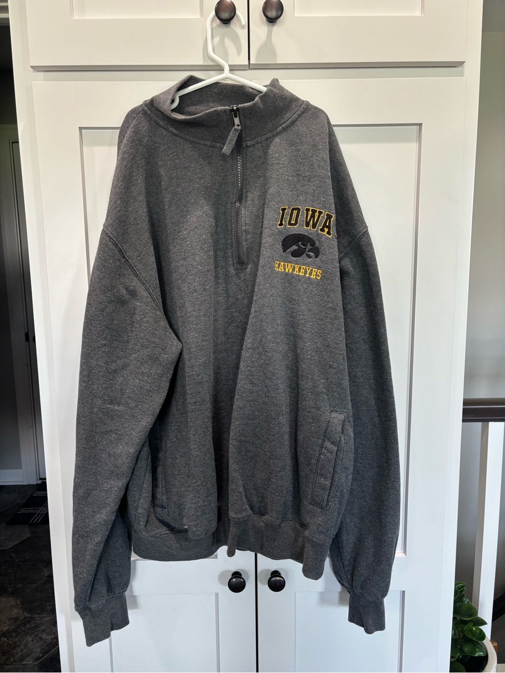 Under Armour Iowa Hawkeyes Black & Gray Short Sleeve Tee - Yellow Logo - Picture 3 of 4